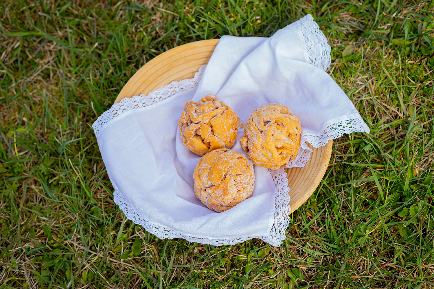 Schneeballen-Gebäck liegt in einem Korb