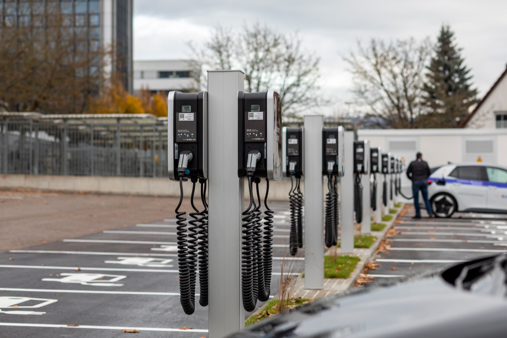 Ein Ladepark mit vielen Ladestationen für E-Autos 
