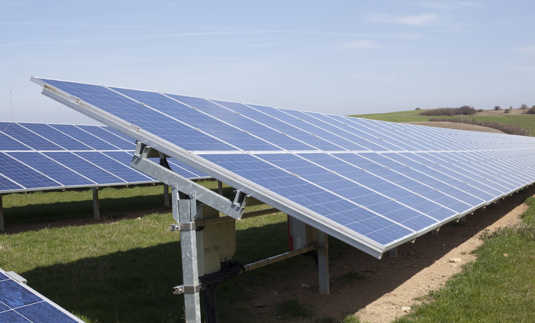 Module einer Solarfreiflächenanlage bei Sonnenschein