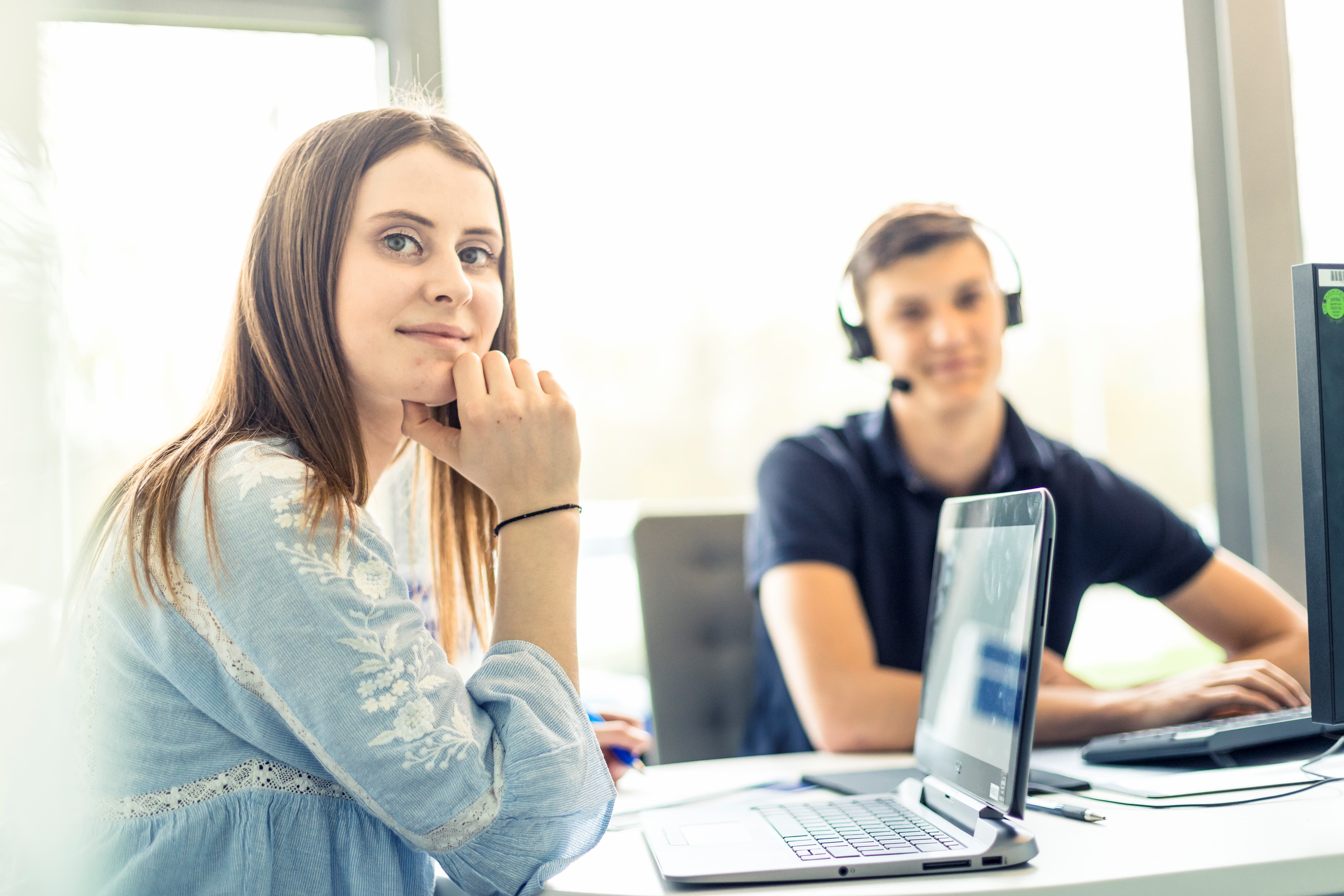 Zwei Auszubildende beim Arbeiten
