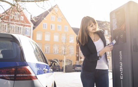 Ladesäule Ellwangen März 2019 Frau ladet E-Auto