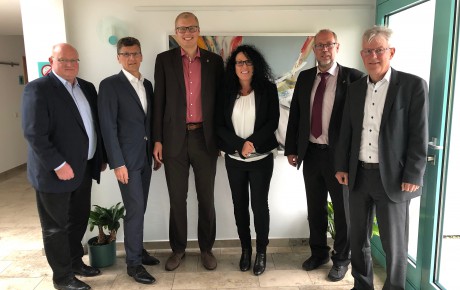 Konzessionsvertrag Fichtenberg Oberrot 2019 Personen stehen nebeneinander.