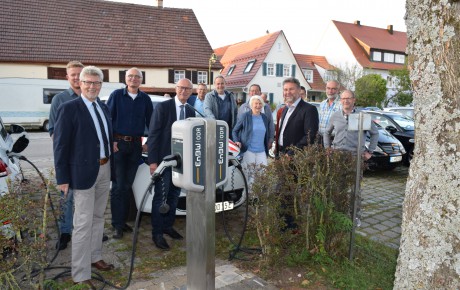 Inbetriebnahme Ladesäule Adelmannsfelden Personen stehen hinter Ladesäule.