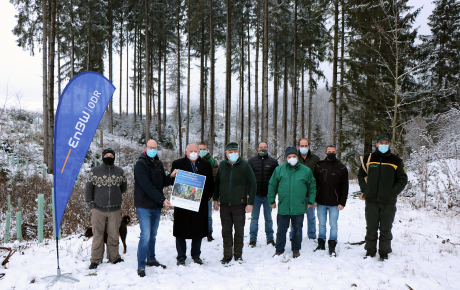 Baumpflanzaktion Böhmenkirch Im Wald stehen Personen.
