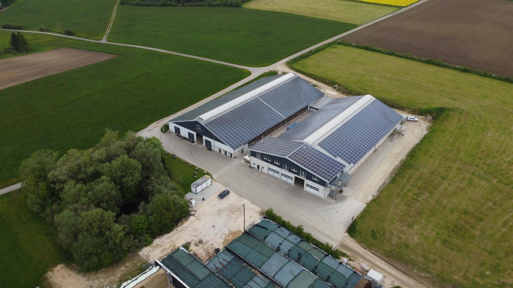 Photovoltaik-Anlage auf den Dächern vom Q-Hof Photovoltaik-Anlage auf den Dächern vom Q-Hof