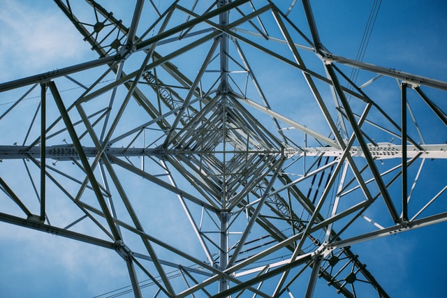 Strommast von unten nach oben fotografiert