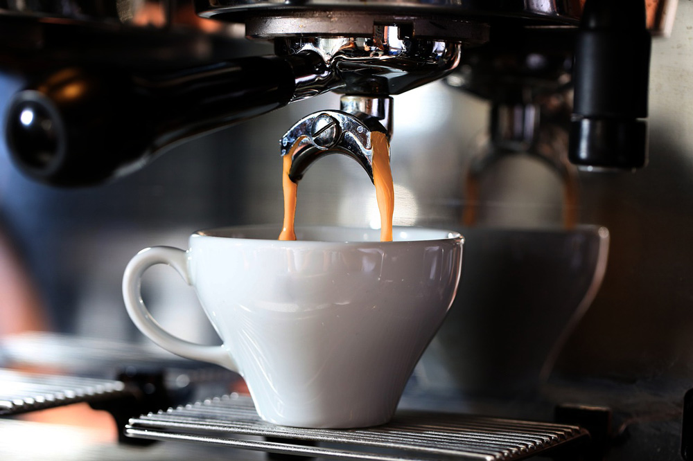 Kaffeetasse unter einer Kaffeemaschine