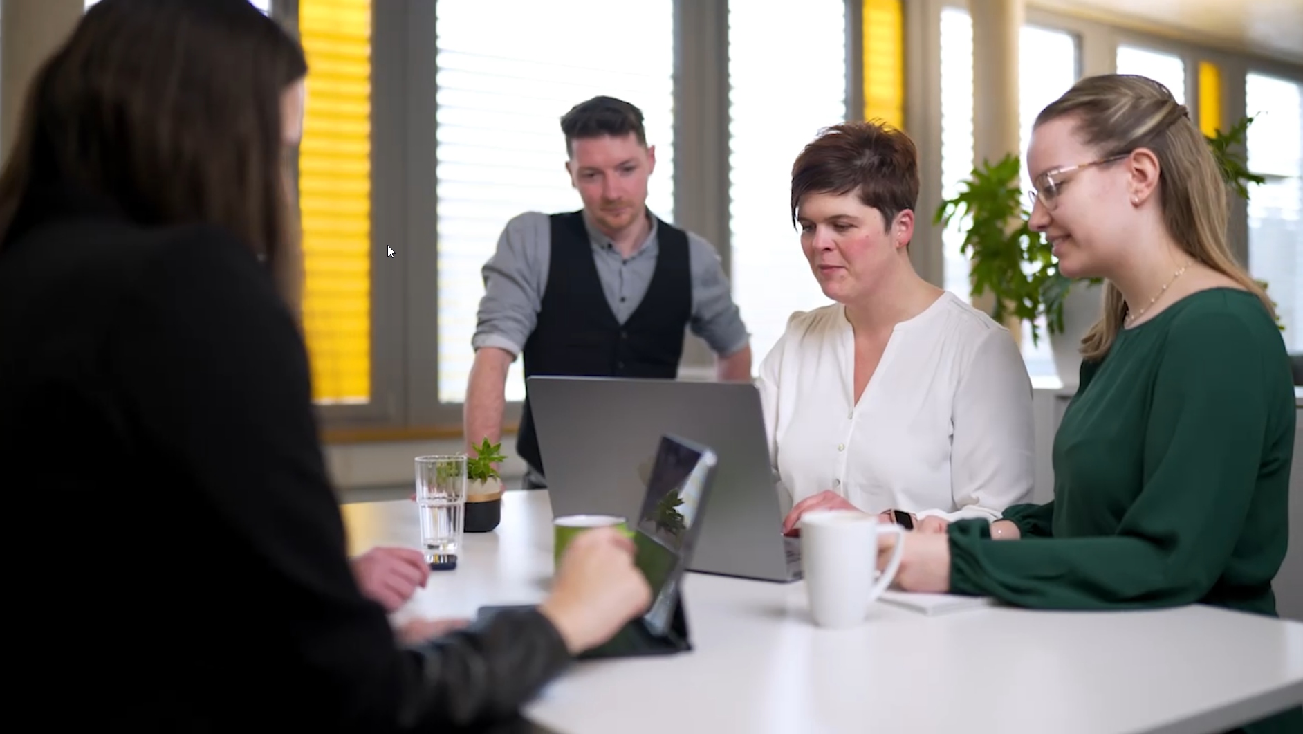 Recruitingvideo - Mitarbeiter bei einem Meeting an einem Tisch