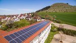 Schuldach mit PV-Anlage, im Hintergrund der Ipf