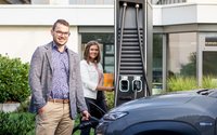 Vollgeladen_gezahlt_Ladesäule_E-Auto Ein Mann und eine Frau stehen an einer Ladesäule der ODR Ellwangen
