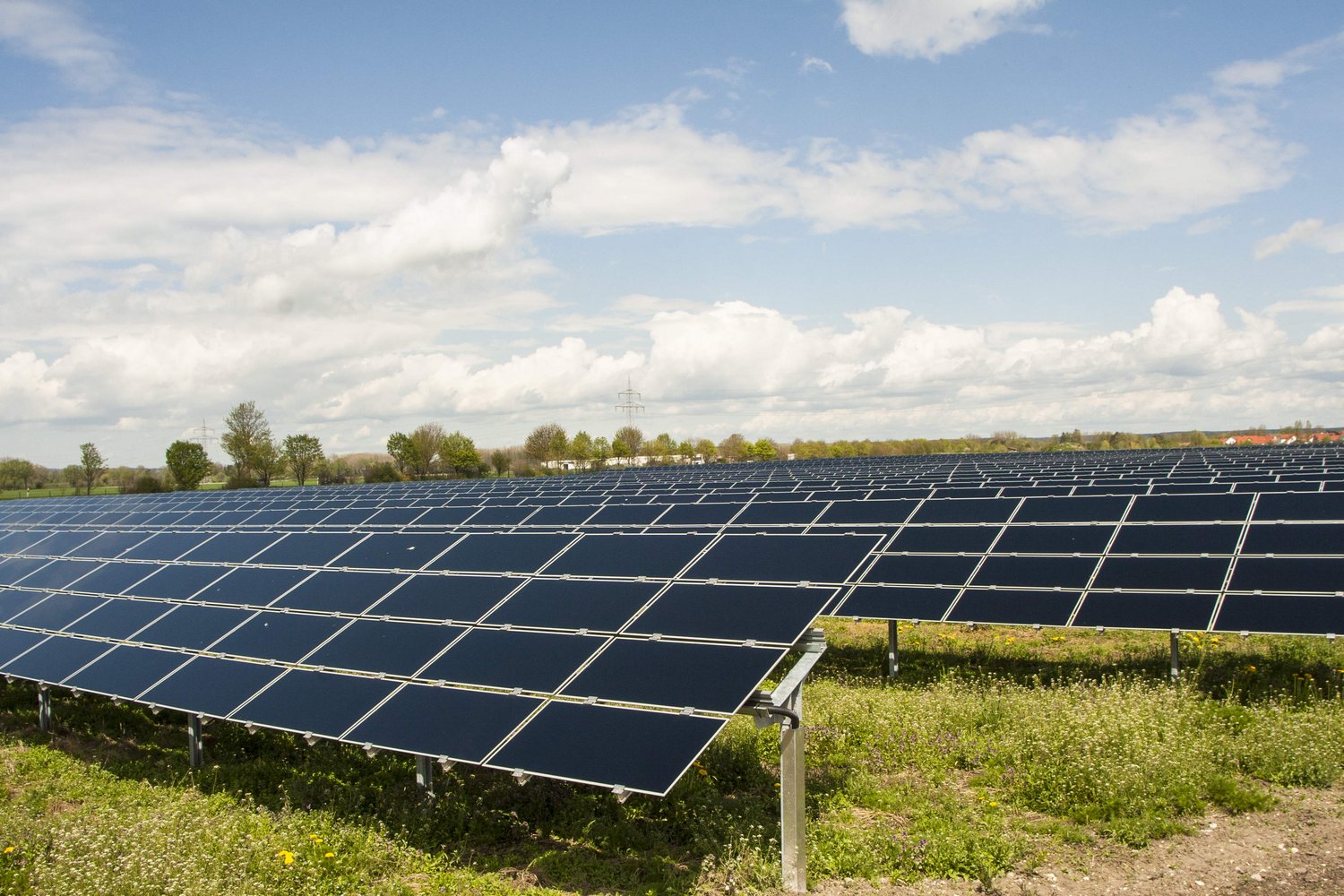 Ein Solarpark bestehend aus mehreren Photovoltaikanlagen