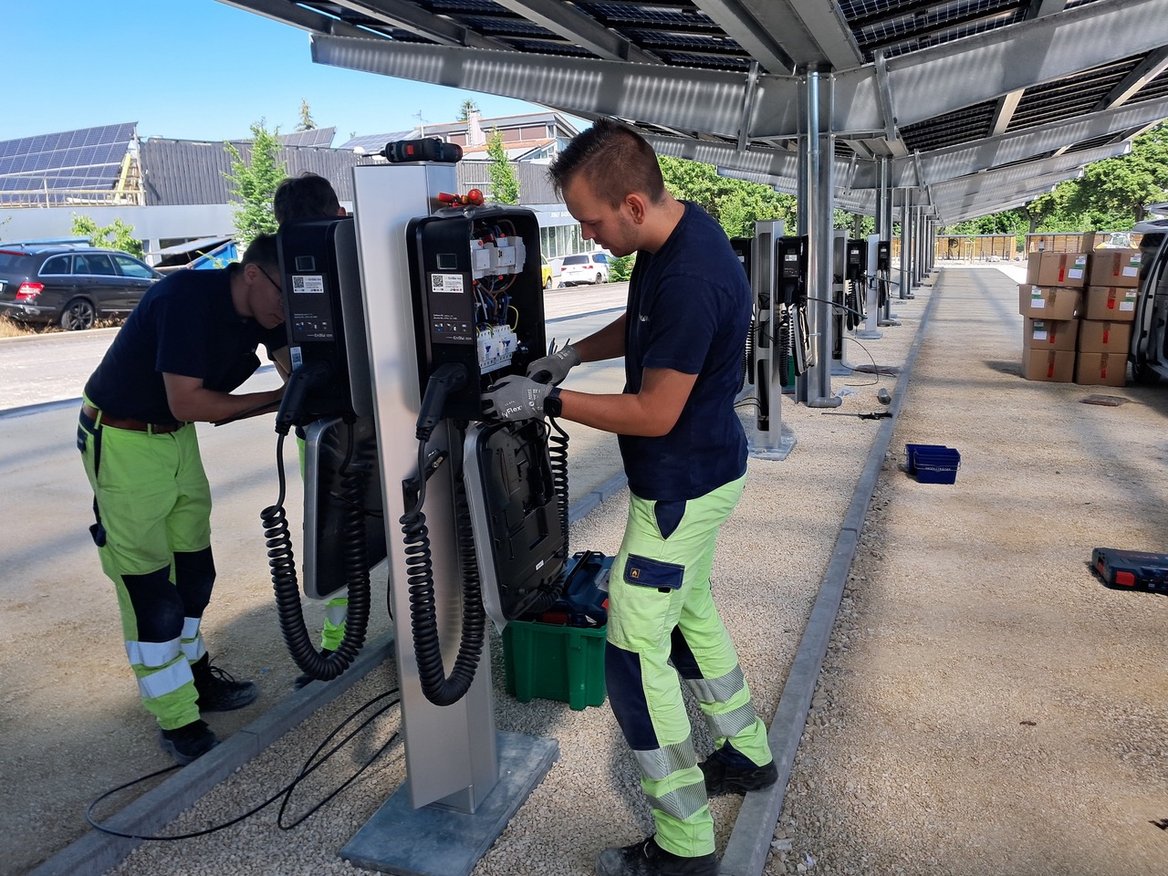 Drei ODR Kollegen bei der Installation von Ladesäulen bei Mapal