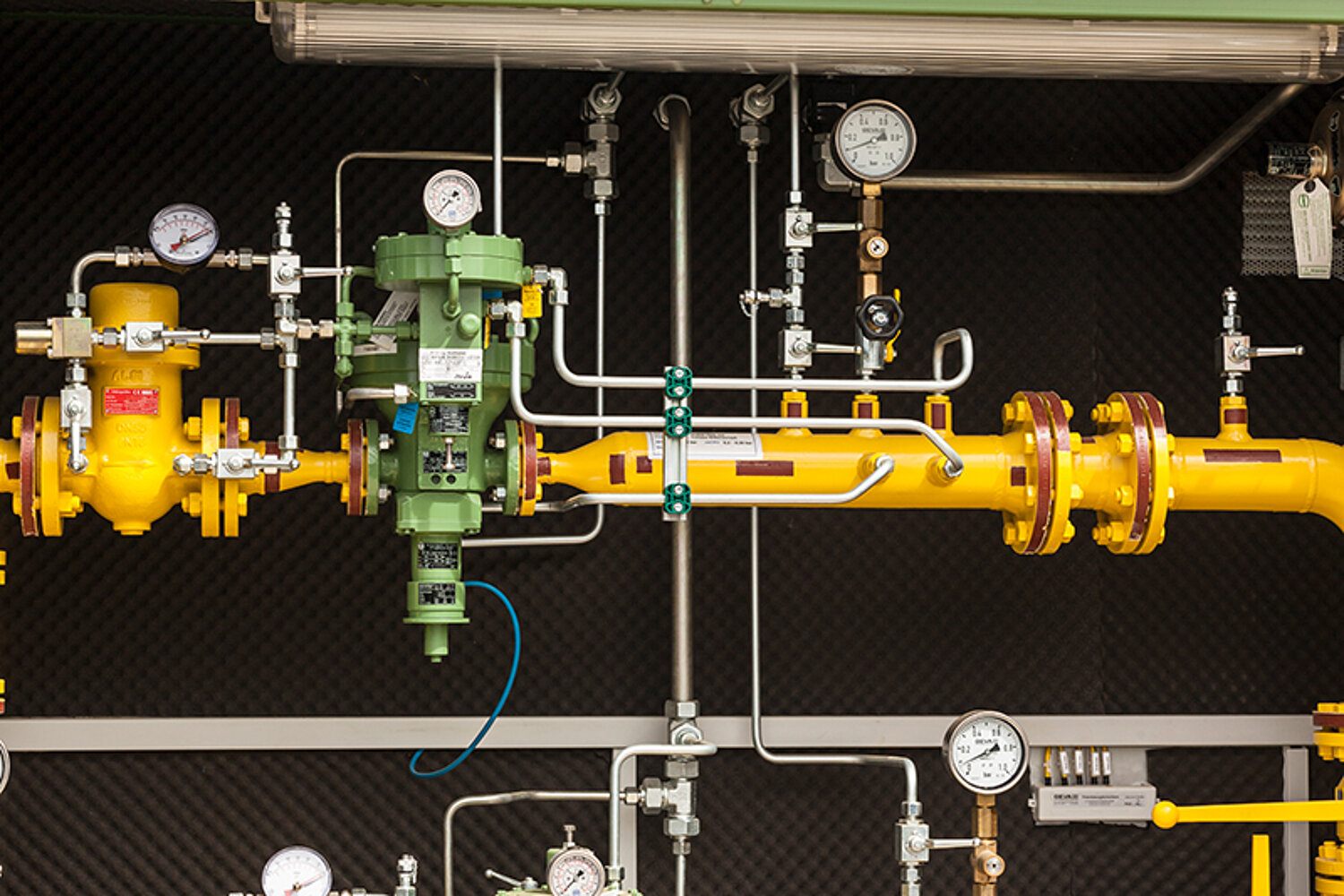 Eine gelbe Gasleitung mit mehreren Anzeigen
