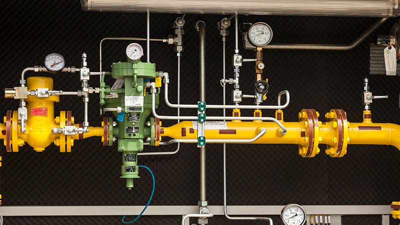 Eine gelbe Gasleitung mit mehreren Anzeigen