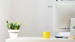 Arbeitsplatz Tisch mit Arbeitsmaterial und einem PC
