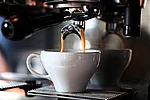 Kaffeetasse unter einer Kaffeemaschine