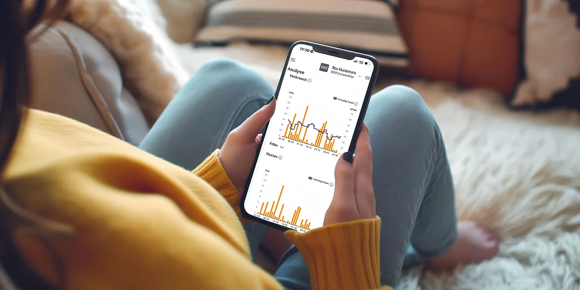 Eine Kundin sitzt auf einem Teppich zuhause und schaut auf ihrem Smartphone ihren Stromverbrauch und Strompreis nach..