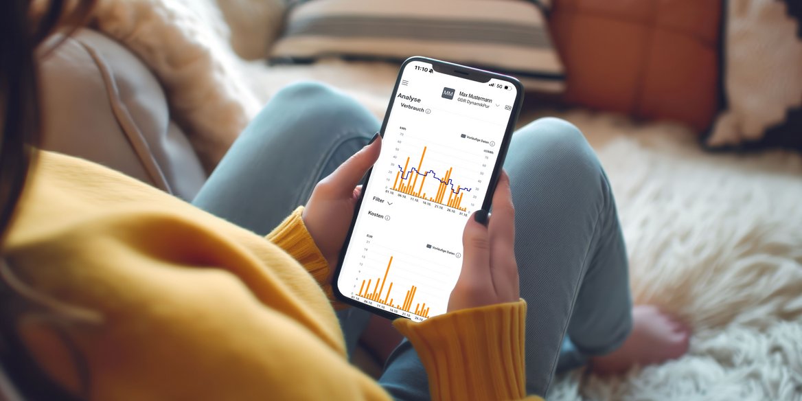 Eine Kundin sitzt auf einem Teppich zuhause und schaut auf ihrem Smartphone ihren Stromverbrauch und Strompreis nach..