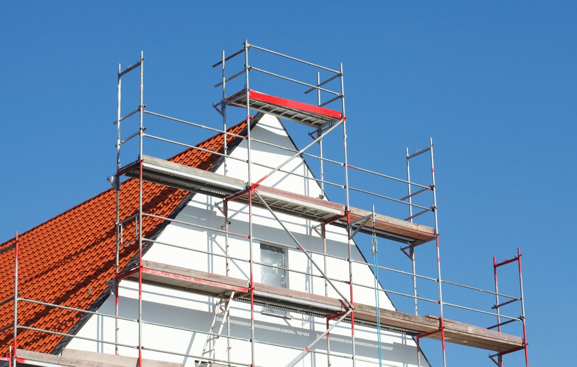 Eine Hausfassade mit Gerüst
