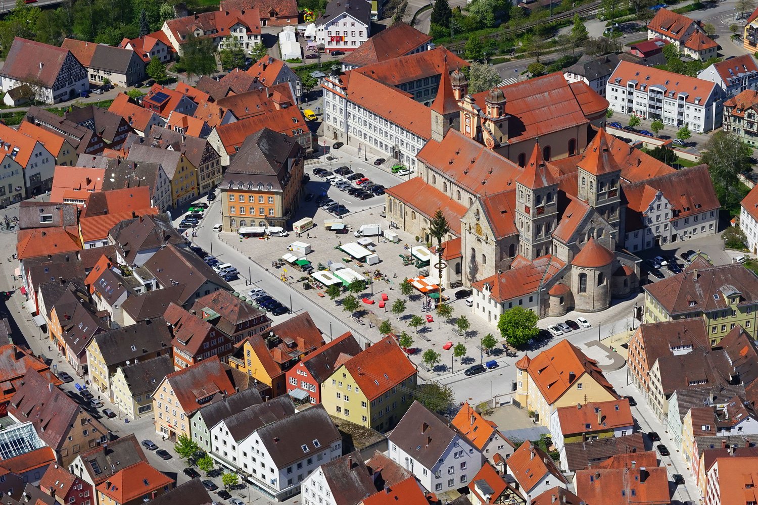 Luftaufnahme des Marktplatzes von Ellwangen