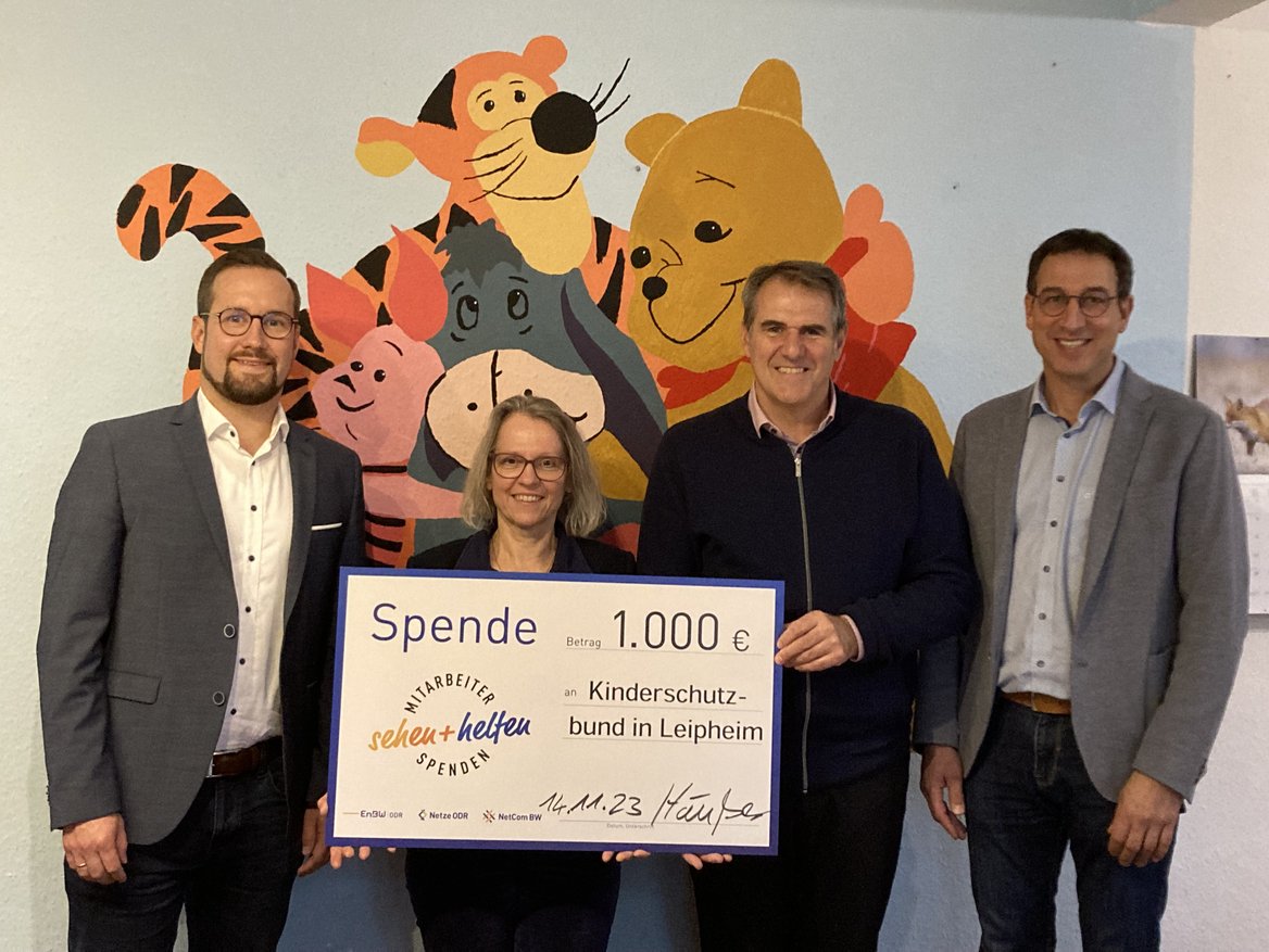 Spendenübergabe Sehen und Helfen in Leipheim Spendenübergabe durch zwei Mitarbeiter der EnBW ODR an das Umgangscafé in Leipheim.
