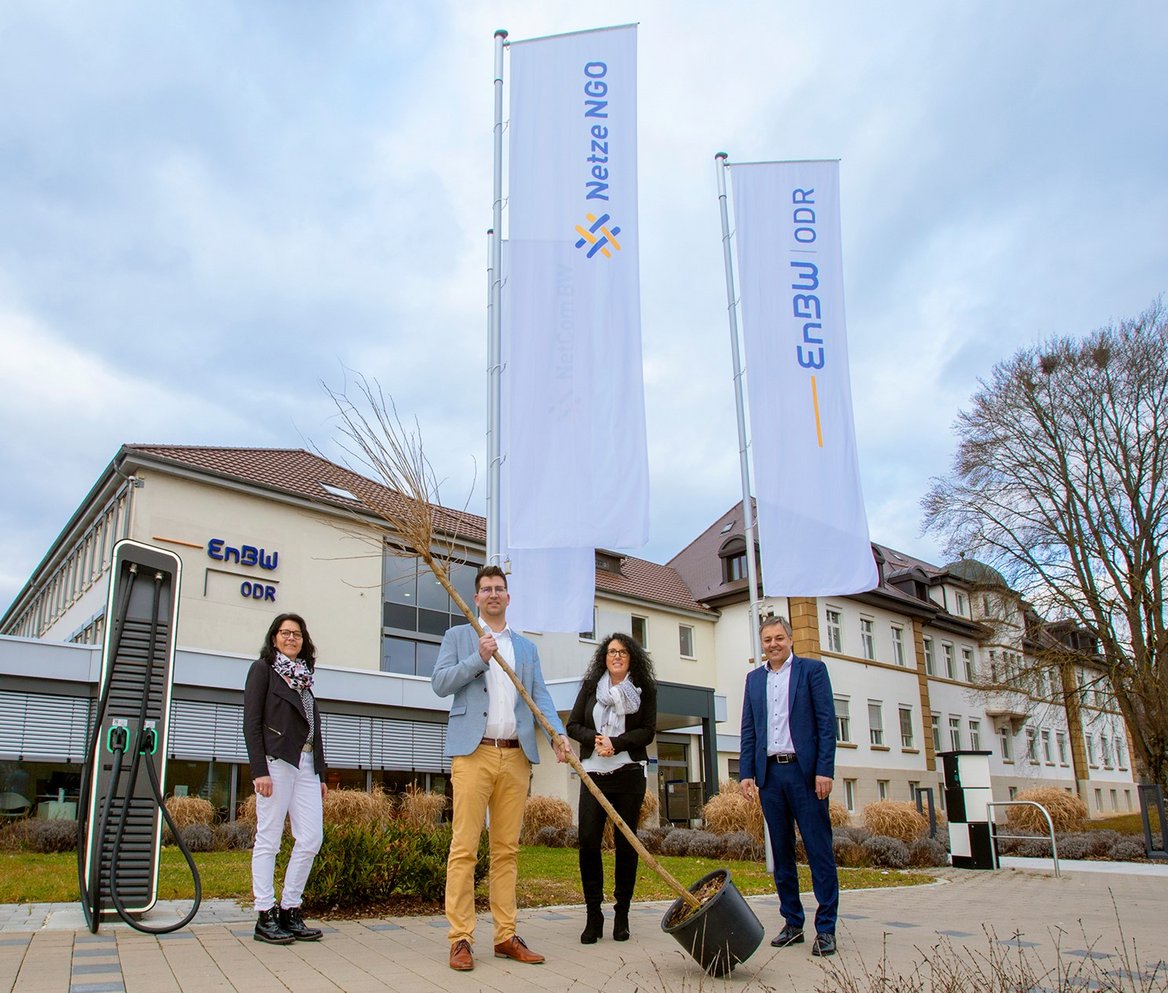 Als Dankeschön erhält Referent Jonathan Richter eine Kugelakazie von der EnBW ODR