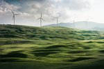 Windkraftanlagen 4 Windräder auf einer grünen Wiese