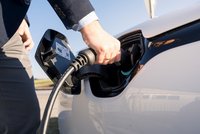 E-Auto_laden Ein E-Auto wird von einem Mann geladen