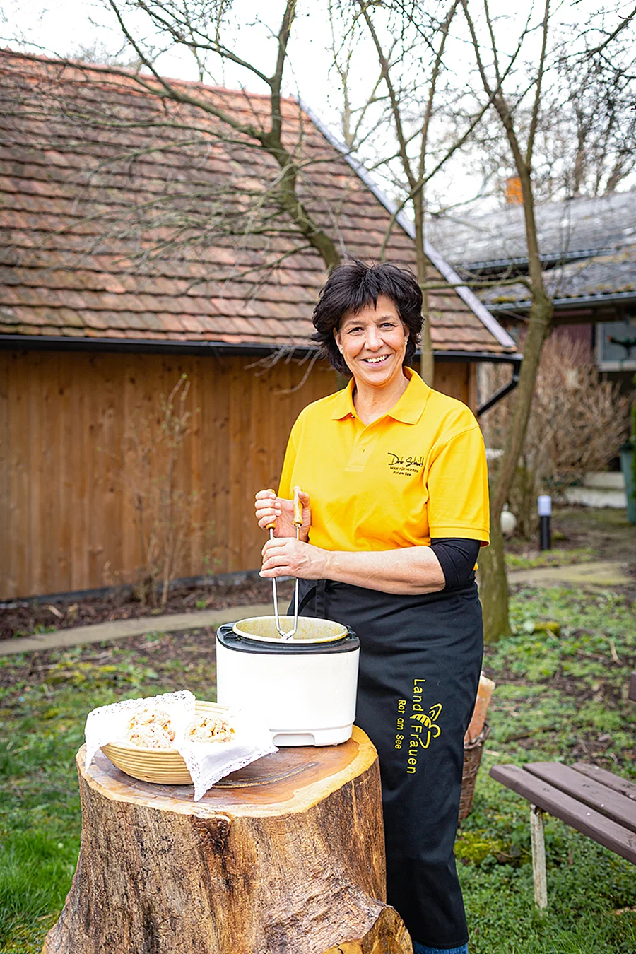 Frau bereitet das Gebäck Schneeballen vor