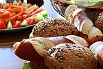 Ein gedeckter Frühstückstisch mit Wecken und Gemüse