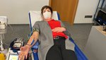 Frau spendet Blut