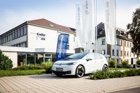 E-Auto_ODRGebäude_Ladestation Ein Auto steht vor der ODR in Ellwangen