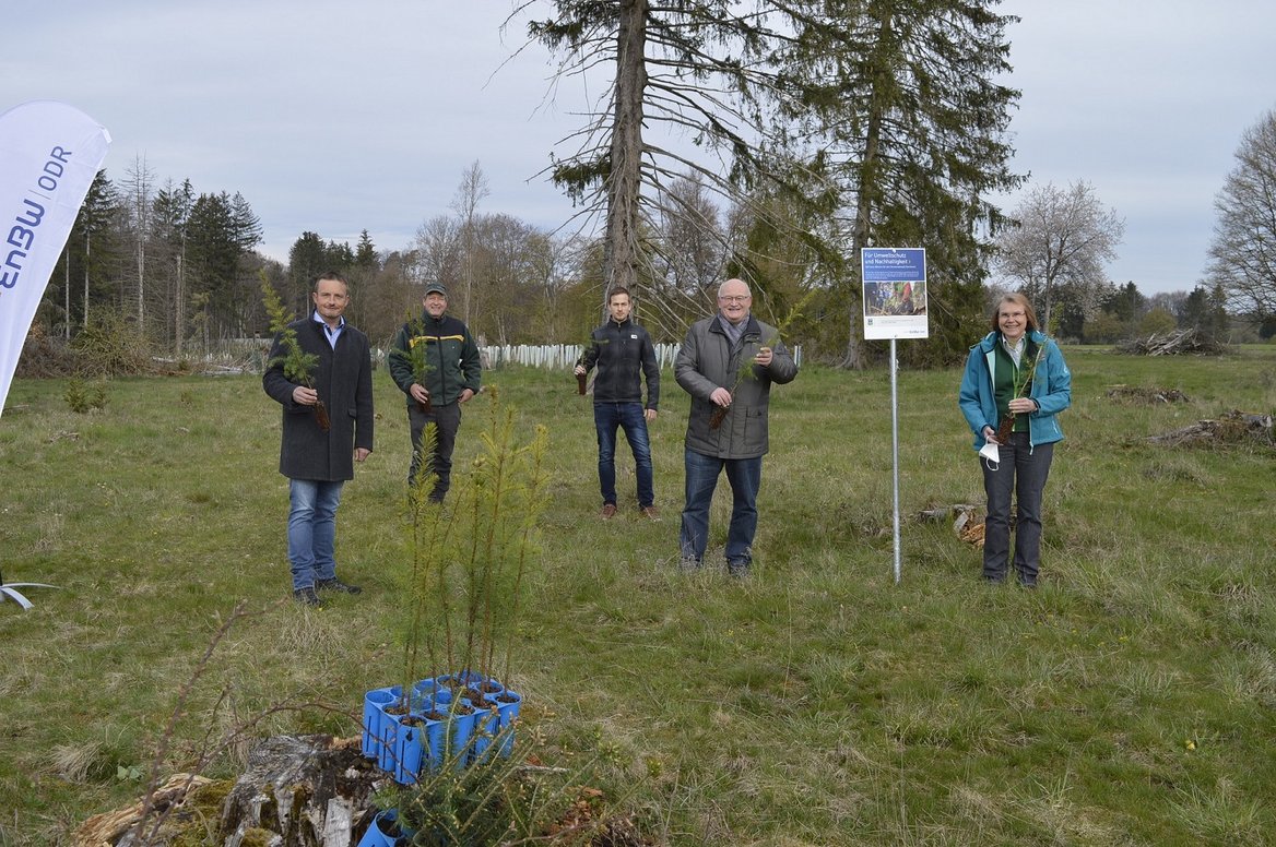 Baumpflanzaktion der EnBW ODR in Steinheim am Albuch Gruppenbild Baumpflanzaktion