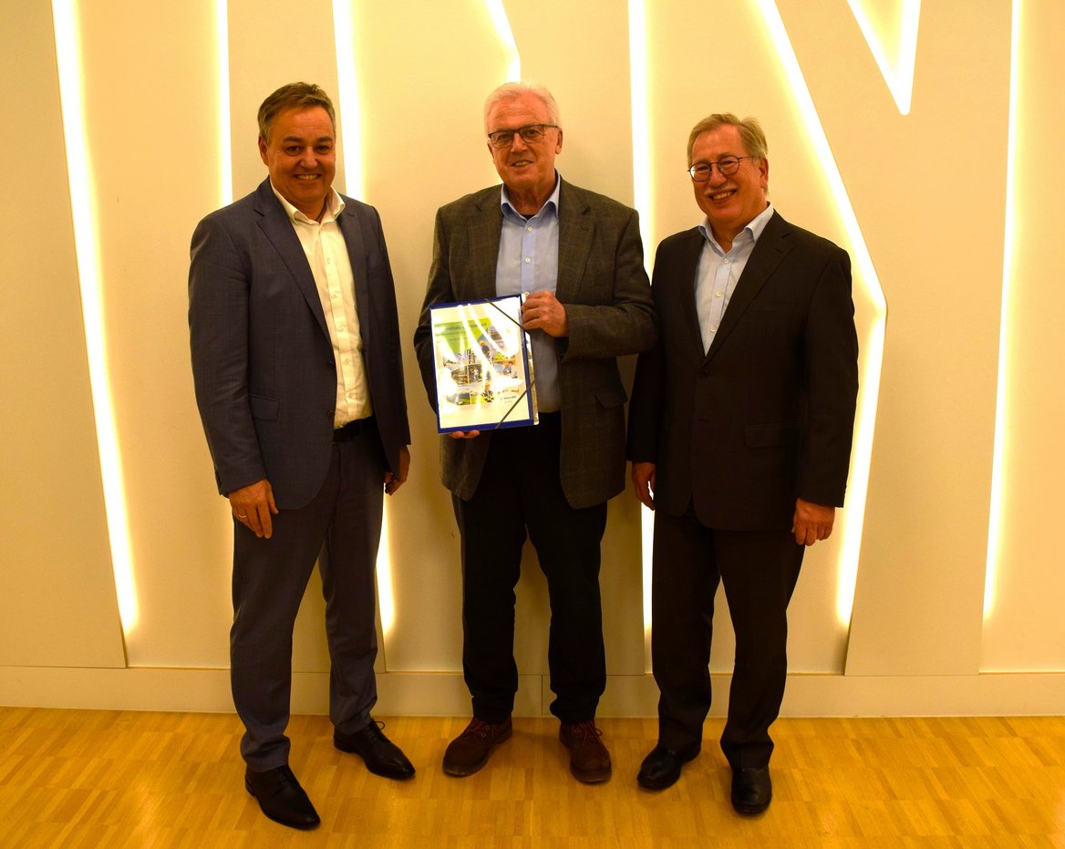 Stromnetzübernahme Geislingen Pressefoto bei der Stromnetzübergabe in Gerstetten mit ODR-Vorstand, dem Bürgermeister von Gerstetten sowie dem Albwerk-Vorstand