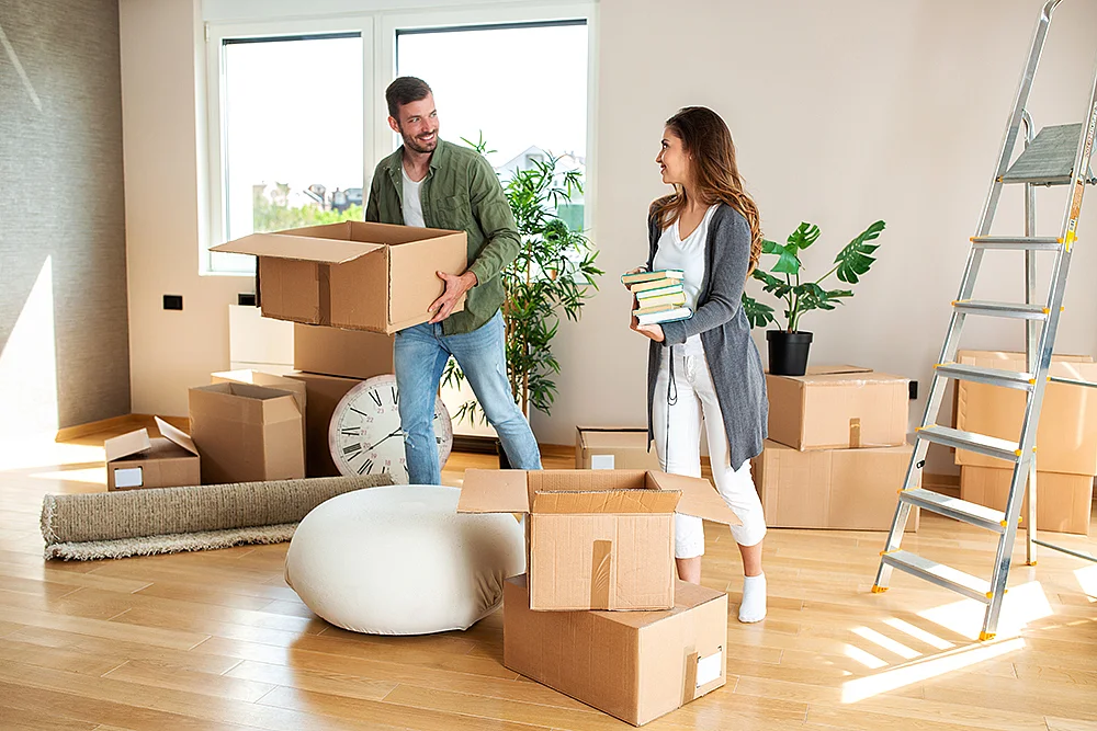 Umzugsbild eines Paares in ein neues Haus 