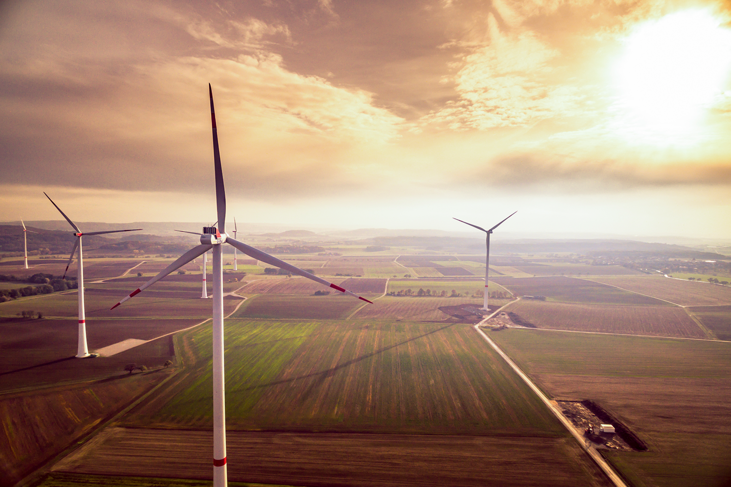 Der Windpark Rot am See bei Sonnenuntergang