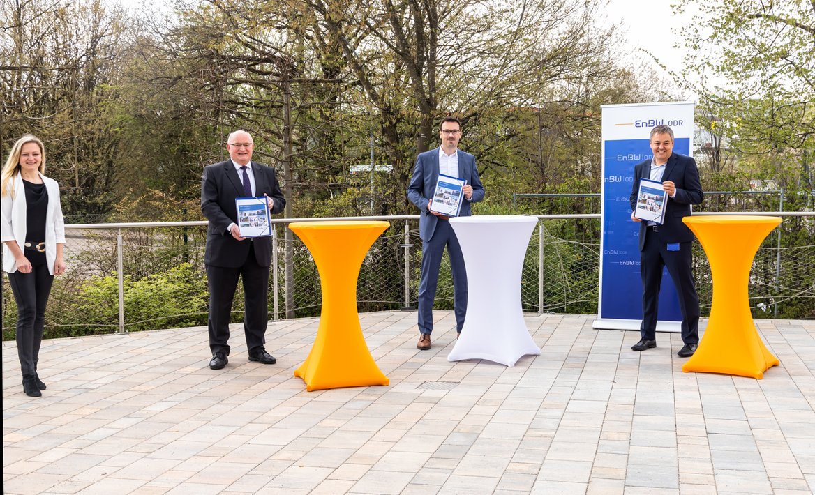 Unterzeichnung des Konzessionsvertrags mit der Stadt Ellwangen Gruppenfoto Unterzeichnung des Konzessionsvertrags