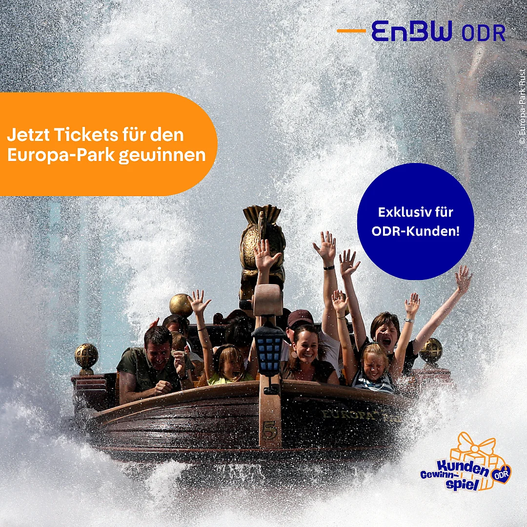 Ein Wasserboot im Europapark spritzt Wasser in die Luft. Die Personen im Boot freuen sich und halten ihre Hände nach oben.