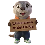 Das Maskottchen der EnBW ODR, ODRi der Otter, steht vor neutralem Hintergrund und hält ein Holzschild mit der Inschrift "Willkommen an der ODRia". Er schaut fröhlich.