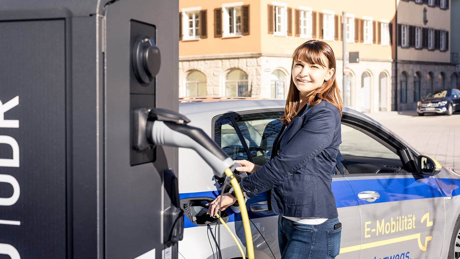 Frau lädt E-Auto in Ellwangen am Marktplatz