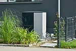  Wärmepumpe vor einem Einfamilienhaus 