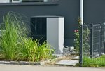 Wärmepumpe vor einem Einfamilienhaus