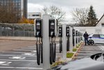 Ein Ladepark mit vielen Ladestationen für E-Autos