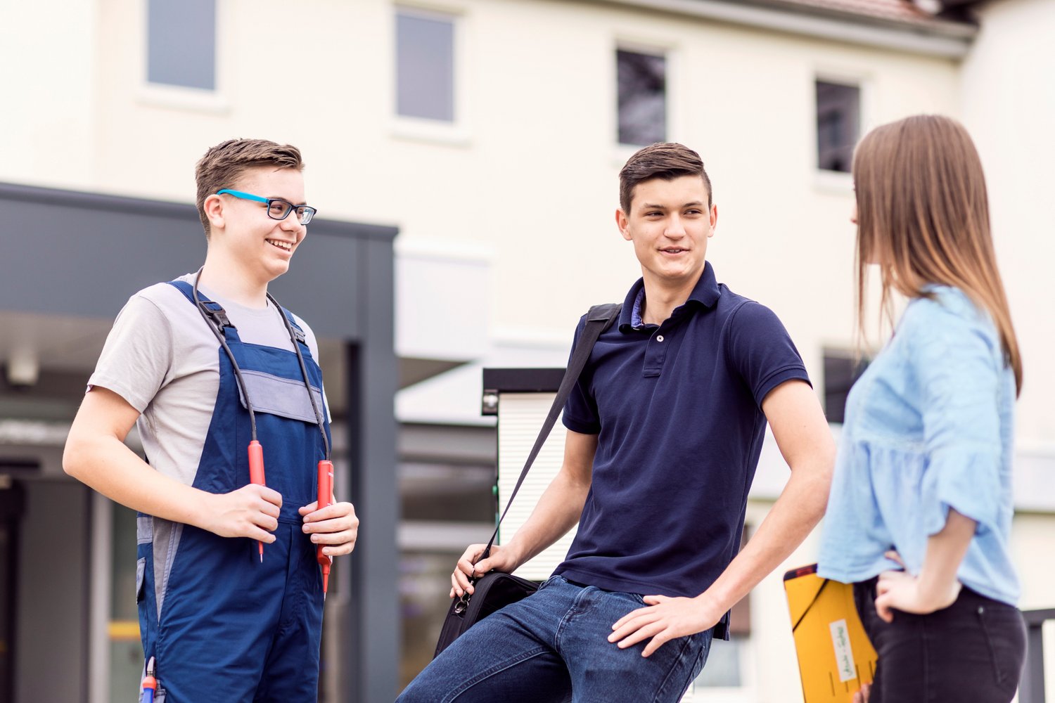 Ausbildung bei der Tochtergesellschaft Netze ODR GmbH drei Azubis vor dem Haupteingang der ODR