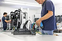 Mitarbeiter konfigurieren Ladesäulen im firmeneigenen Labor der EnBW ODR AG