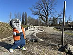 Das ODR-Maskottchen ODRi, der Otter, steht am Wasserspielplatz "ODRia auf dem Landesgartenschaugelände in Ellwangen. Das Maskottchen präsentiert den Wasserspielplatz.