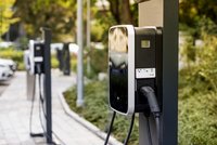 Ladestation_E-Auto Eine Reihe von Ladestationen steht am Gehweg