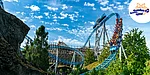 Achterbahn im Europapark bei blauem Himmel und Sonnenschein umgeben von Büschen und Bäumen