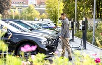 E-Parkplatz_laden Ein Mann lädt ein E-Auto an einer Ladesäule der ODR