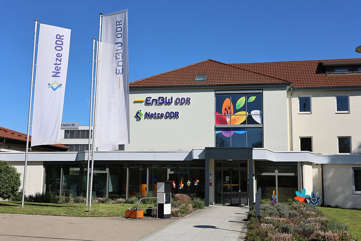 Der Haupteingang der EnBW ODR AG in Ellwangen mit dem Premiumsponsor-Motiv der Landesgartenschau an den Fenstern